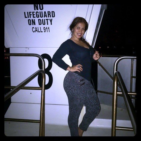 🦋 Meet your Posher - Picture 1 of 1